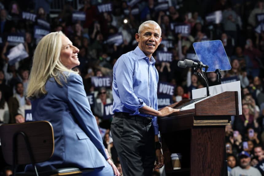 El expresidente estadounidense Barack Obama habla mientras la candidata demócrata a gobernadora de Virginia, la exrepresentante Abigail Spanberger (izquierda), se sienta a su lado durante un mitin electoral en el Chartway Arena de Norfolk, Virginia, el 1 de noviembre de 2025. (Win McNamee/Getty Images).