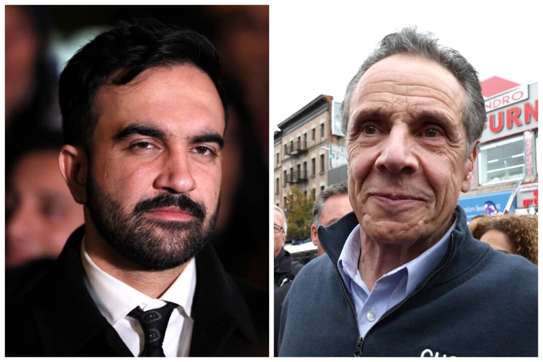(Izquierda) El candidato demócrata a la alcaldía de Nueva York, Zohran Mamdani, asiste a un acto de campaña en el Dutch Kills Playground, en el barrio de Astoria, en el distrito de Queens, en Nueva York, el 3 de noviembre de 2025. (Derecha) El exgobernador de Nueva York Andrew Cuomo, candidato independiente a la alcaldía de Nueva York, hace una parada de campaña en el barrio de Washington Heights, en el distrito de Manhattan de Nueva York, el 3 de noviembre de 2025. (Michael M. Santiago/Getty Images; Timothy A. Clary/AFP vía Getty Images)
