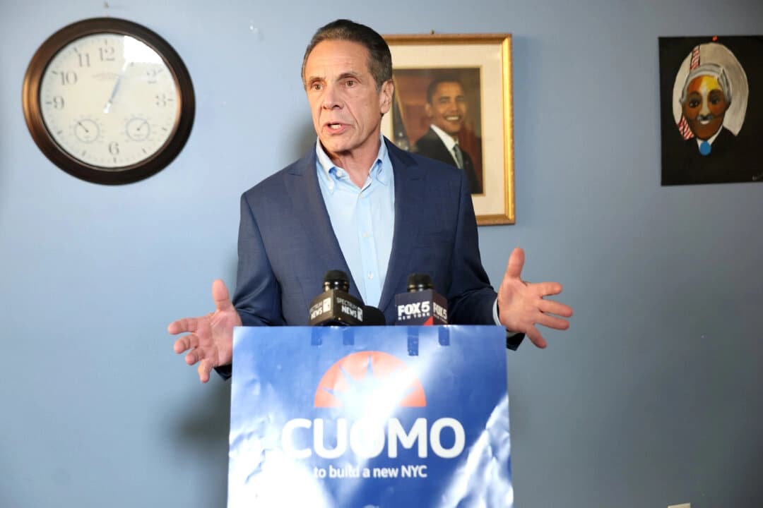 El candidato independiente a la alcaldía de Nueva York, Andrew Cuomo, habla durante un acto de campaña en el Centro para Personas Mayores A. Philip Randolph, en Nueva York, el 27 de octubre de 2025. (Michael M. Santiago/Getty Images)