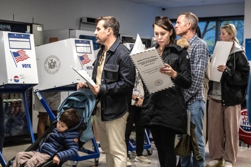 El 2 de noviembre de 2025, último día de votación anticipada, los ciudadanos votaron en las elecciones a la alcaldía en el Borough of Manhattan Community College, en el distrito de Manhattan, Nueva York. (Stephanie Keith/Getty Images)