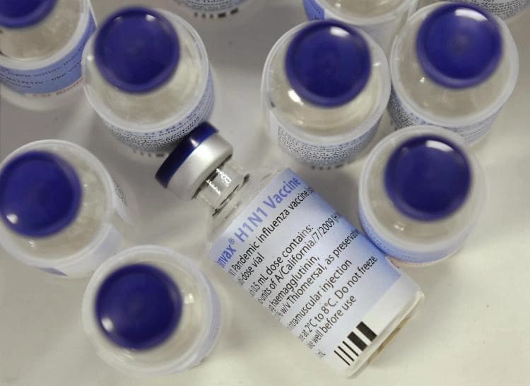 El tiomersal, también conocido como timerosal, es un compuesto de mercurio que genera preocupación en cuanto a la seguridad de la vacuna contra la gripe porcina y otras vacunas. (William West/AFP/Getty Images)