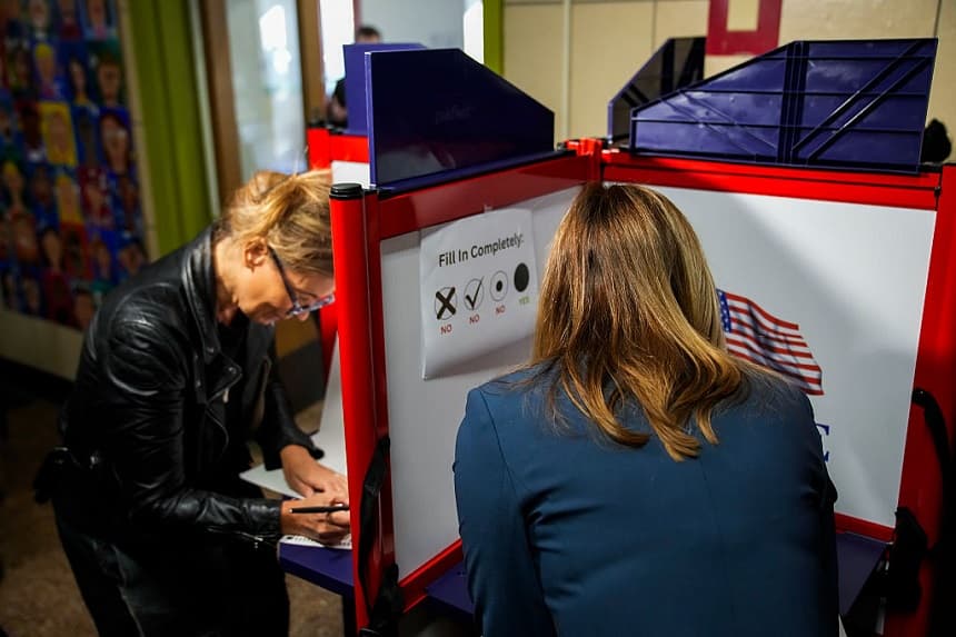 La candidata demócrata a gobernadora de Nueva Jersey, la representante federal Mikie Sherrill (D-NJ), emite su voto el 4 de noviembre de 2025 en Montclair, Nueva Jersey. (Eduardo Muñoz Álvarez/Getty Images)