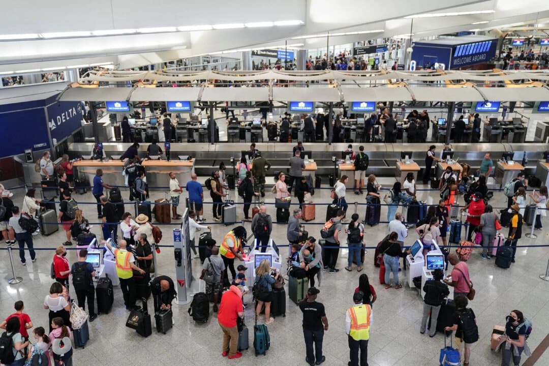 Pasajeros en los mostradores de facturación del Aeropuerto Internacional Hartsfield-Jackson de Atlanta, Georgia, el 1 de julio de 2022. (Elijah Nouvelage/Reuters)