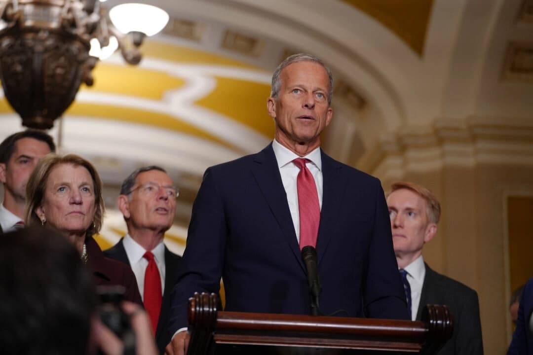El líder de la mayoría del Senado, John Thune (R-S.D.), acompañado por otros senadores republicanos, habla con los periodistas mientras el gobierno se encuentra al borde del cierre debido a un enfrentamiento partidista, en el Capitolio, en Washington, el 30 de septiembre de 2025. (Madalina Kilroy/The Epoch Times)