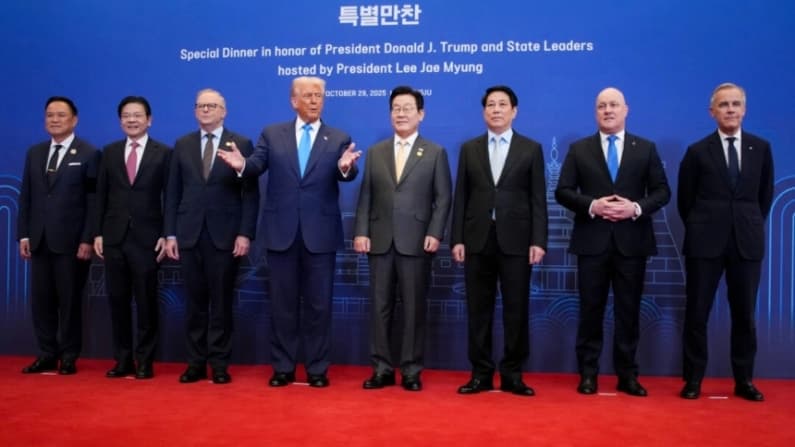 Trump firma más acuerdos comerciales en Asia