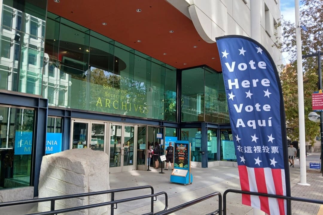 Los californianos hacen cola para votar en las elecciones especiales sobre la Proposición 50, el 4 de noviembre de 2025. (Travis Gillmore/The Epoch Times)