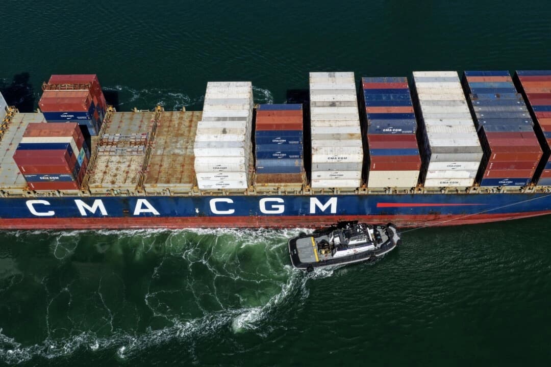 Un buque portacontenedores es asistido por un remolcador al llegar al puerto de Oakland el 10 de octubre de 2025. (Justin Sullivan/Getty Images)