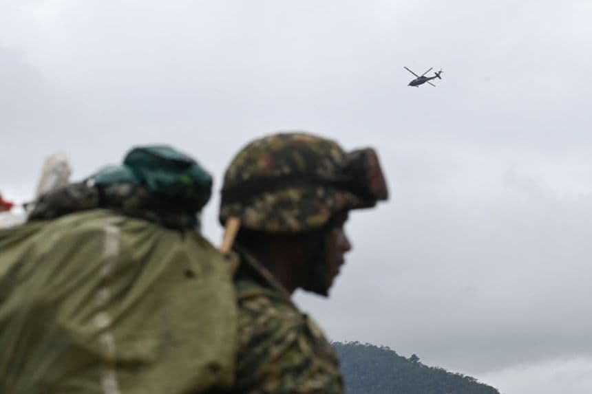 Habitantes liberan a dos soldados y los entregan a la Defensoría del Pueblo de Colombia