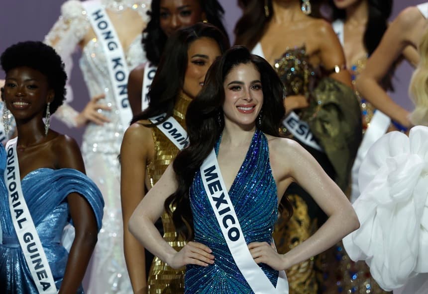 Fátima Bosch, posa en el escenario durante el evento oficial de bienvenida de Miss Universo 2025 en Bangkok, Tailandia, el 5 de noviembre de 2025. (EFE/EPA/RUNGROJ YONGRIT)