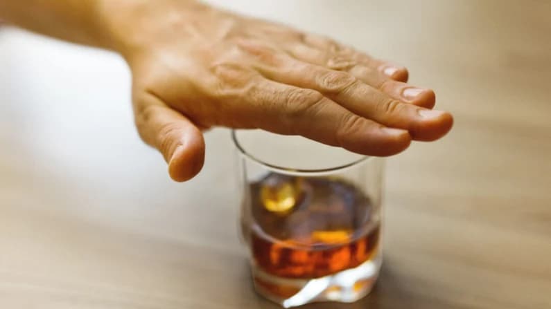 Cualquier cantidad de alcohol aumenta el riesgo de demencia: estudio