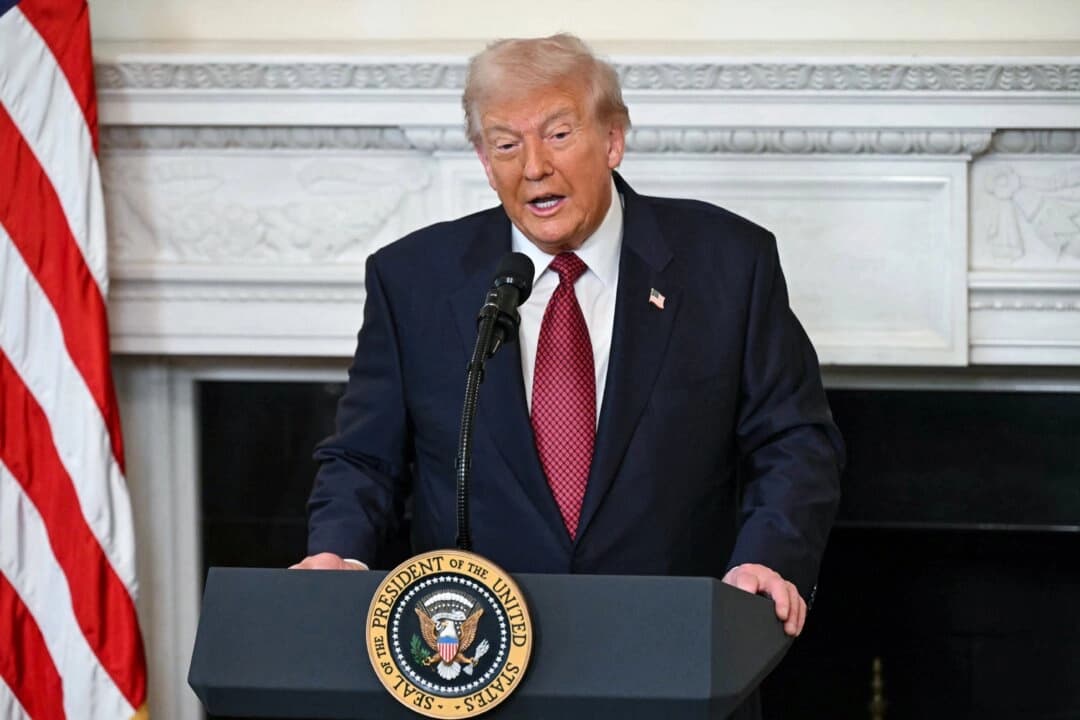 El presidente Donald Trump habla durante un desayuno de trabajo con los republicanos del Senado en el Comedor de Estado de la Casa Blanca el 5 de noviembre de 2025, en Washington. (Saul Loeb / AFP).