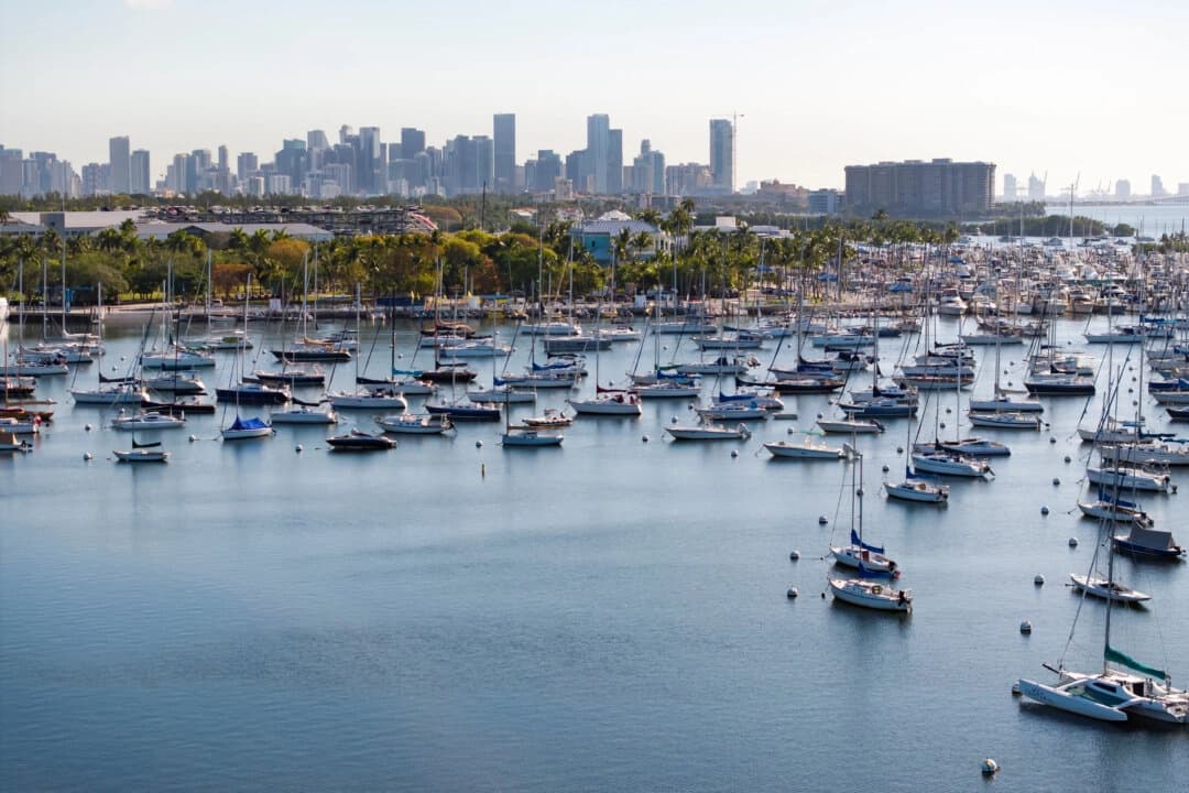 Una vista desde un dron muestra veleros amarrados junto al Club de Vela de Coconut Grove y el perfil urbano del centro de Miami, Florida, el 16 de abril de 2025. (Marco Bello/Reuters)