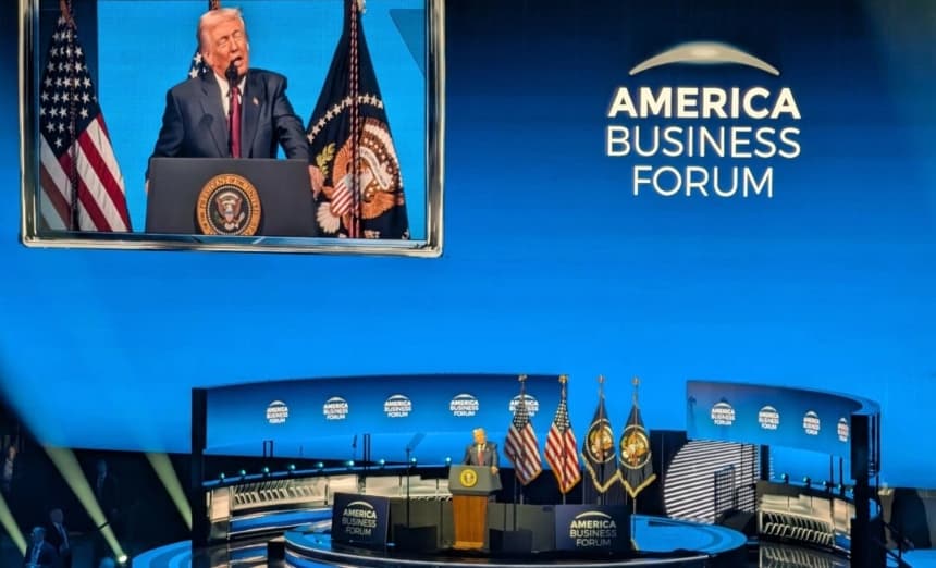 El presidente Donald Trump pronuncia un discurso en el Foro Empresarial Estadounidense, en Miami, el 5 de noviembre de 2025. (Jacob Burg/The Epoch Times)
