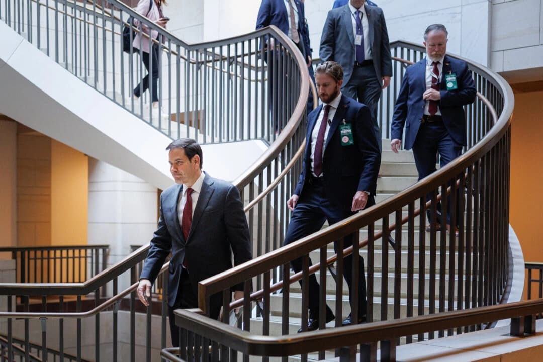 El secretario de Estado de EE. UU., Marco Rubio llega a una reunión informativa confidencial con legisladores y el secretario de Guerra de Estados Unidos, Pete Hegseth, en el Capitolio en Washington, el 5 de noviembre de 2025. (Tom Brenner/Getty Images)