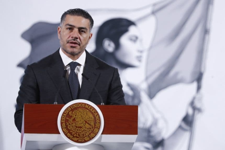 El secretario de Seguridad y Protección Ciudadana, Omar García Harfuch, habla durante una rueda de prensa de la presidenta de México, Claudia Sheinbaum, en el Palacio Nacional de la Ciudad de México, México. Imagen de archivo. (EFE/Mario Guzmán)