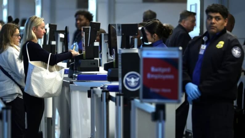 Seguridad Nacional de EE. UU. invalida contrato sindical en la TSA y la AFGE promete impugnarlo
