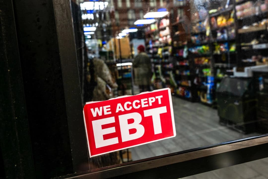 Una tienda muestra un cartel en el que se indica que se aceptan tarjetas de transferencia electrónica de beneficios (EBT) para compras del Programa de Asistencia Nutricional Suplementaria (SNAP) en la ciudad de Nueva York el 30 de octubre de 2025. (Spencer Platt/Getty Images)
