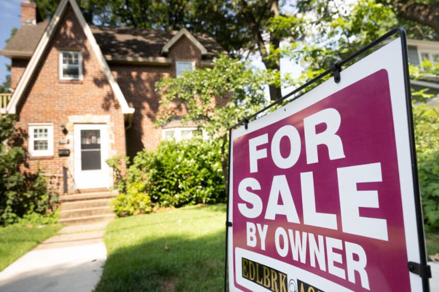 Una casa en venta en Arlington, Virginia, 13 de julio de 2023. (SAUL LOEB/AFP vía Getty Images)