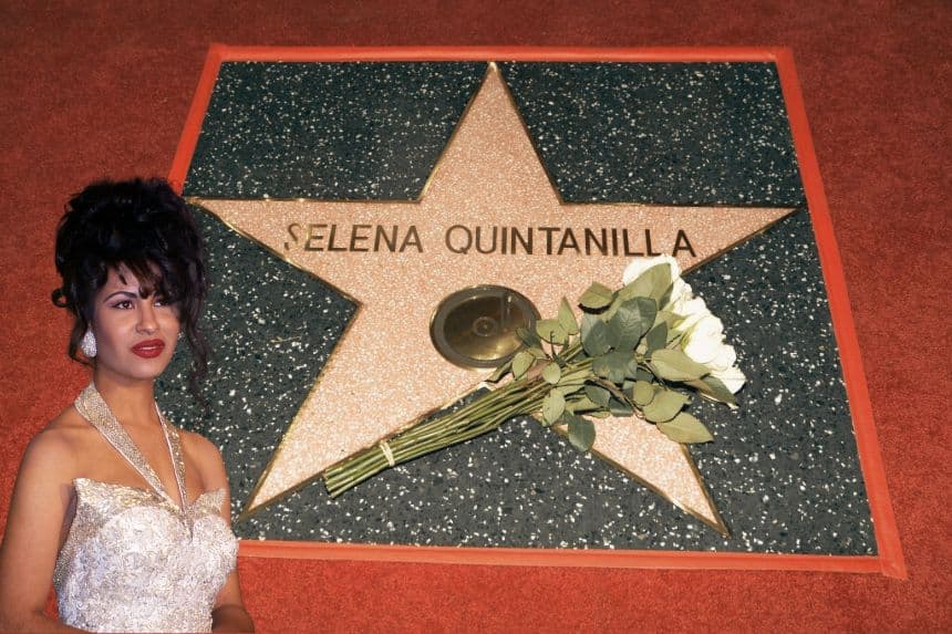 Una imagen combinada de Selena Quintanilla (Izq.) en la sala de prensa de los Premios Grammy 1994 en la ciudad de Nueva York, Nueva York. (Vinnie Zuffante/Getty Images); Selena es homenajeada póstumamente con una estrella en el Paseo de la Fama de Hollywood el 3 de noviembre de 2017, en Hollywood, California. (TARA ZIEMBA/AFP a través de Getty Images)