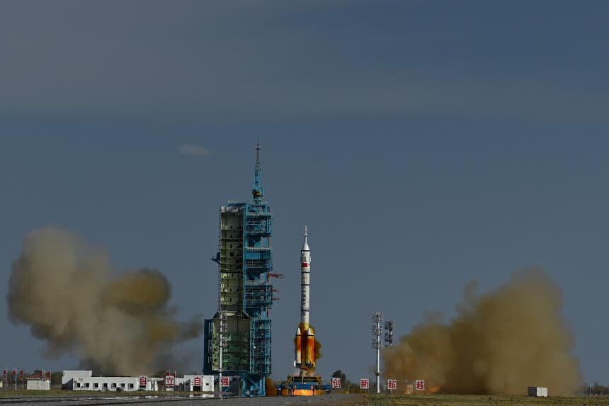 Un cohete portador Long March-2F, que transporta la nave espacial Shenzhou 20 y una tripulación de tres astronautas, despega del Centro de Lanzamiento de Satélites de Jiuquan, en el desierto de Gobi, el 24 de abril de 2025. (Pedro Prdoa/AFP a través de Getty Images).