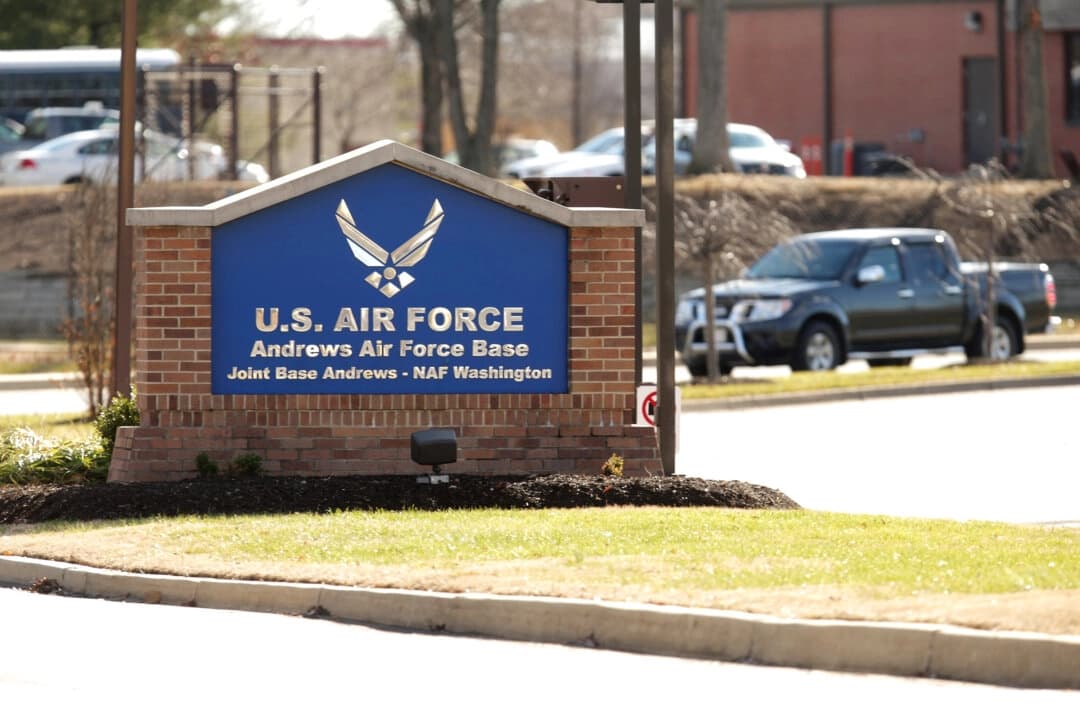 Tráfico de vehículos entrando y saliendo de la Base Conjunta Andrews de la Fuerza Aérea de EE. UU. en Maryland el 17 de diciembre de 2014. (Chip Somodevilla/Getty Images)