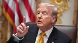 Trump propone redirigir fondos del seguro médico directamente a los estadounidenses