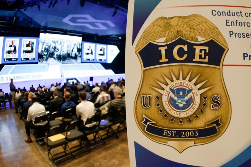 Personas esperan mientras se proyectan vídeos durante un importante evento de contratación organizado por el Servicio de Inmigración y Control de Aduanas de los Estados Unidos (ICE) en Arlington, Texas, el 26 de agosto de 2025. Ron Jenkins/Getty Images