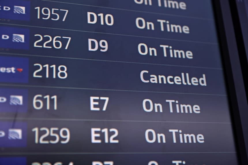 Vuelos mostrados en el Aeropuerto Internacional de San Francisco, el viernes 7 de noviembre de 2025. (Gabrielle Lurie/San Francisco Chronicle vía AP)