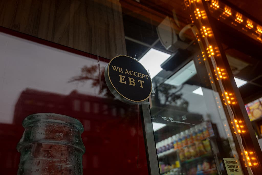NUEVA YORK, NY - 30 DE OCTUBRE: Una tienda muestra un cartel en el que se indica que se aceptan tarjetas de transferencia electrónica de beneficios (EBT) para compras del Programa de Asistencia Nutricional Suplementaria (SNAP) para comestibles el 30 de octubre de 2025 en la ciudad de Nueva York. (Foto de Spencer Platt/Getty Images)