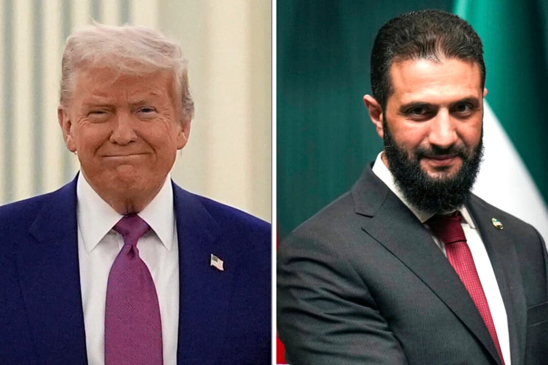 (Izquierda) El presidente estadounidense Donald Trump en Riad, Arabia Saudí, el 13 de mayo de 2025; (derecha) el líder sirio Ahmad al-Sharaa en Ankara, Turquía, el 4 de febrero de 2025. (Francisco Seco/AP Photo).