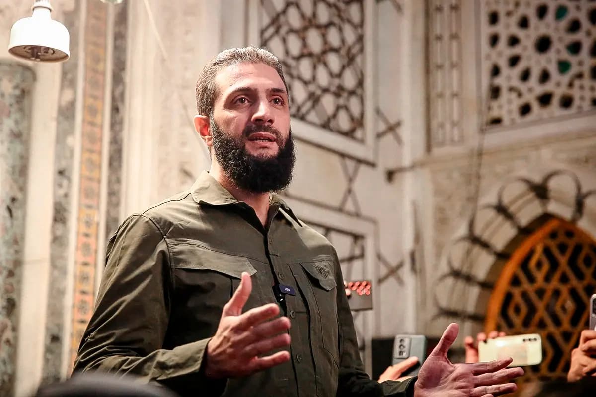 El líder del grupo islamista sirio Hayat Tahrir al-Sham (HTS), Ahmed al-Sharaa, se dirige a una multitud en la mezquita omeya de Damasco, Siria, el 8 de diciembre de 2024. (Aref Tammawi/AFP)