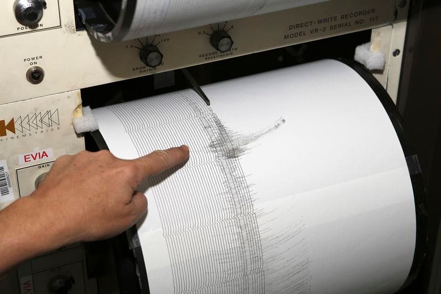 Imagen de archivo de un sismógrafo registrando un terremoto. (EFE/J.L. Pino)