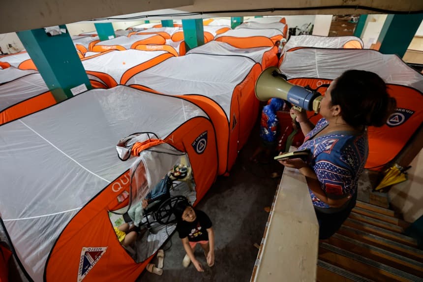 Un centro de evacuación montado ante la llegada del supertifón Fung-Wong en la provincia de Catanduanes. El supertifón Fung-Wong tocó tierra en la localidad de Dinalungan, en la provincia de Aurora en la isla de Luzón, norte de Filipinas, informó la autoridad metereológica del país. (EFE/EPA/ROLEX DELA PENA)
