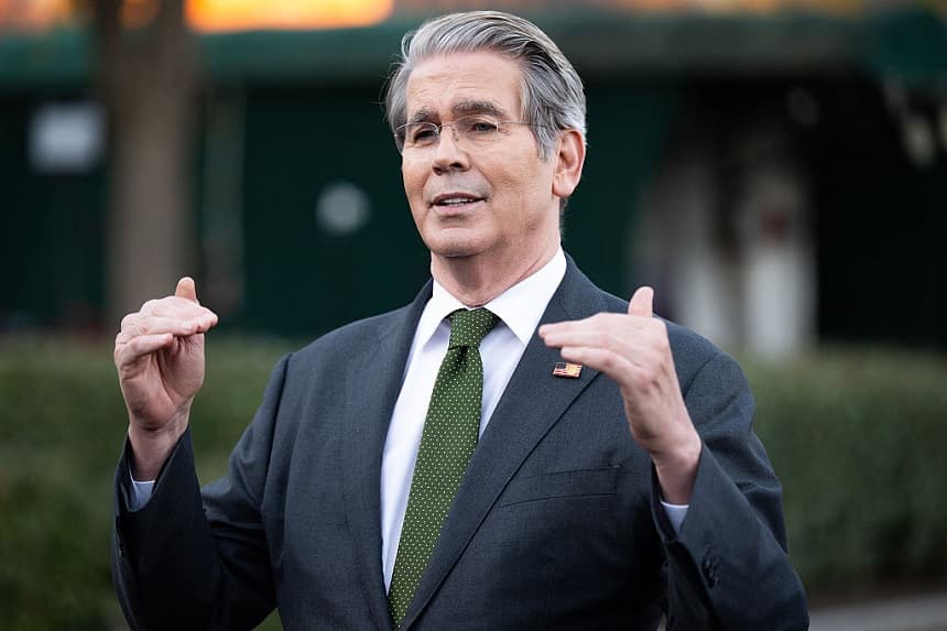 El secretario del Tesoro de EE. UU., Scott Bessent, habla con los medios de comunicación frente al ala oeste de la Casa Blanca en Washington, D.C., el 5 de noviembre de 2025. (SAUL LOEB/AFP vía Getty Images)