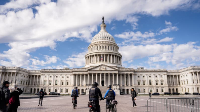 Senado de EE. UU. aprueba proyecto de ley de defensa por USD 900,000 millones y lo envía a Trump