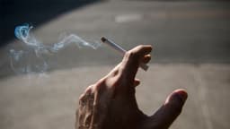 Sus huesos "recuerdan" los cigarros que fumó