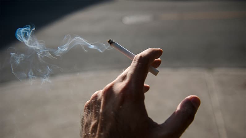 Sus huesos "recuerdan" los cigarros que fumó