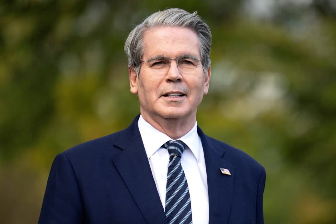 El secretario del Tesoro, Scott Bessent, habla con los periodistas frente al ala oeste de la Casa Blanca en Washington el 22 de octubre de 2025. (Jim Watson/AFP a través de Getty Images)