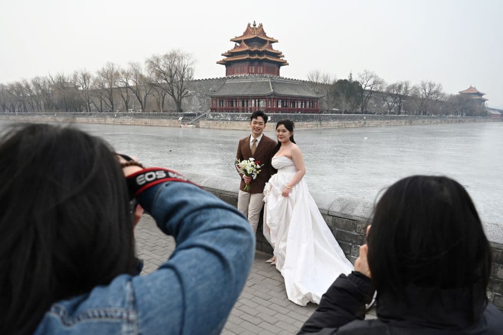 Estafas de "matrimonios relámpagos" aumentan en China mientras cae tasa de natalidad
