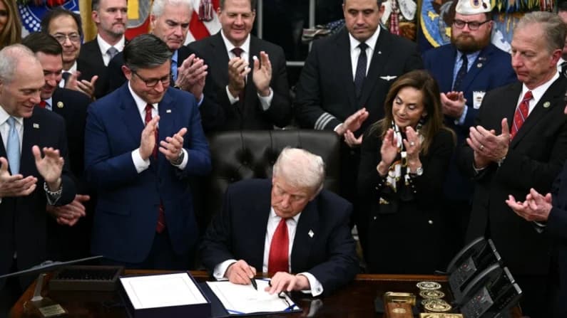 Trump firma proyecto de ley y pone fin al cierre gubernamental más largo de la historia