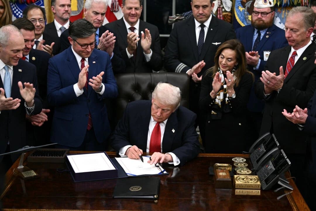 El presidente Donald Trump firma el paquete de leyes para la reapertura del gobierno federal en el Despacho Oval de la Casa Blanca el 12 de noviembre de 2025. (Brendan Smialowski/AFP vía Getty Images)