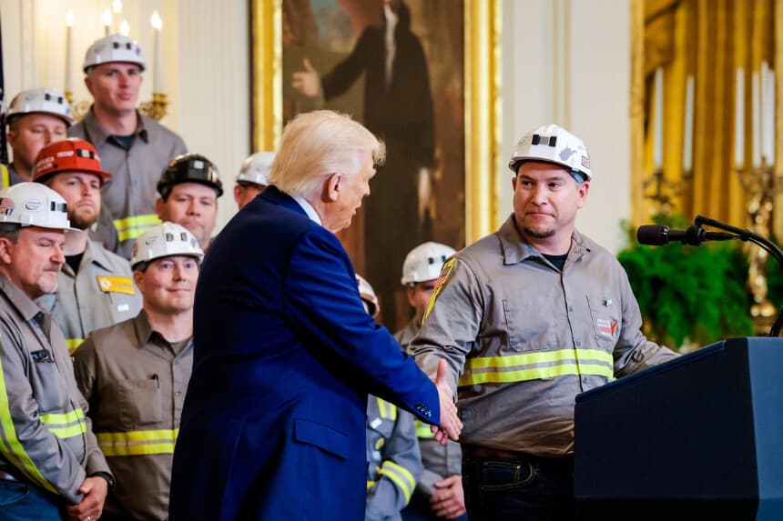 El presidente Donald Trump estrecha la mano del minero del carbón Jeff Crowe en una ceremonia de firma de un decreto ejecutivo en la Casa Blanca el 8 de abril de 2025. Desde que asumió el cargo en enero, Trump también ha ampliado la participación del Gobierno en sectores críticos para la seguridad nacional de Estados Unidos, lo que supone un cambio significativo en la política industrial. (Anna Moneymaker/Getty Images).