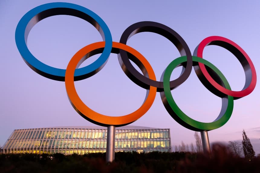 Los aros olímpicos se exhiben frente a la sede del Comité Olímpico Internacional (COI), en Lausana, Suiza, el 11 de enero de 2020. (David Ramos/Getty Images)