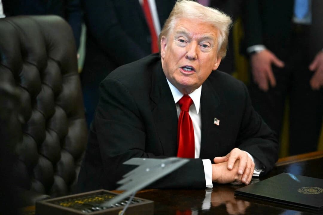 El presidente Donald Trump habla durante un evento sobre medicamentos para bajar de peso en el Despacho Oval de la Casa Blanca el 6 de noviembre de 2025. (Andrew Caballero-Reynolds/AFP vía Getty Images)
