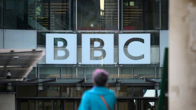 La BBC pide disculpas a Trump por engañar a los espectadores con la edición del discurso del 6 de enero