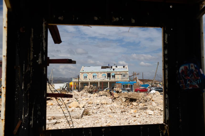 Fotografía que muestra casas destruidas por el huracán Melissa en Black River, Jamaica. (EFE/Orlando Barría)