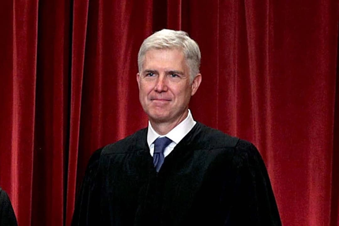 El juez asociado de la Corte Suprema, Neil Gorsuch, posa para un retrato en la Sala de Conferencias Este de la Corte Suprema en Washington, el 1 de junio de 2017. (Alex Wong/Getty Images)