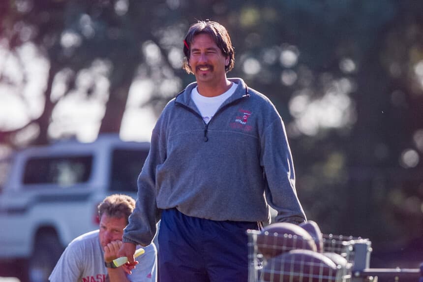 El entrenador John Beam durante un entrenamiento de fútbol americano en el instituto Skyline High School de Oakland, California, el 5 de octubre de 2000. (Kendra Luck/San Francisco Chronicle vía AP).