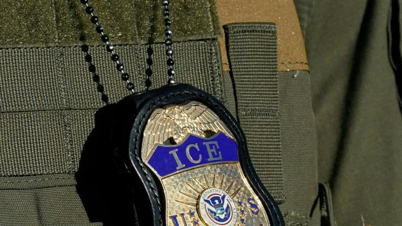 EE. UU. contrata a 50,000 trabajadores federales que apoyarán funciones del ICE