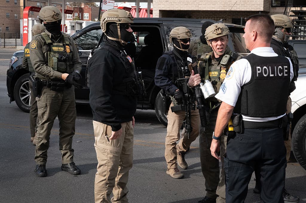 El jefe de la Patrulla Fronteriza, Greg Bovino, habla con un agente de policía de Chicago mientras busca inmigrantes indocumentados en un barrio del suroeste de la ciudad el 6 de noviembre de 2025 en Chicago, Illinois. (Foto de Scott Olson/Getty Images)